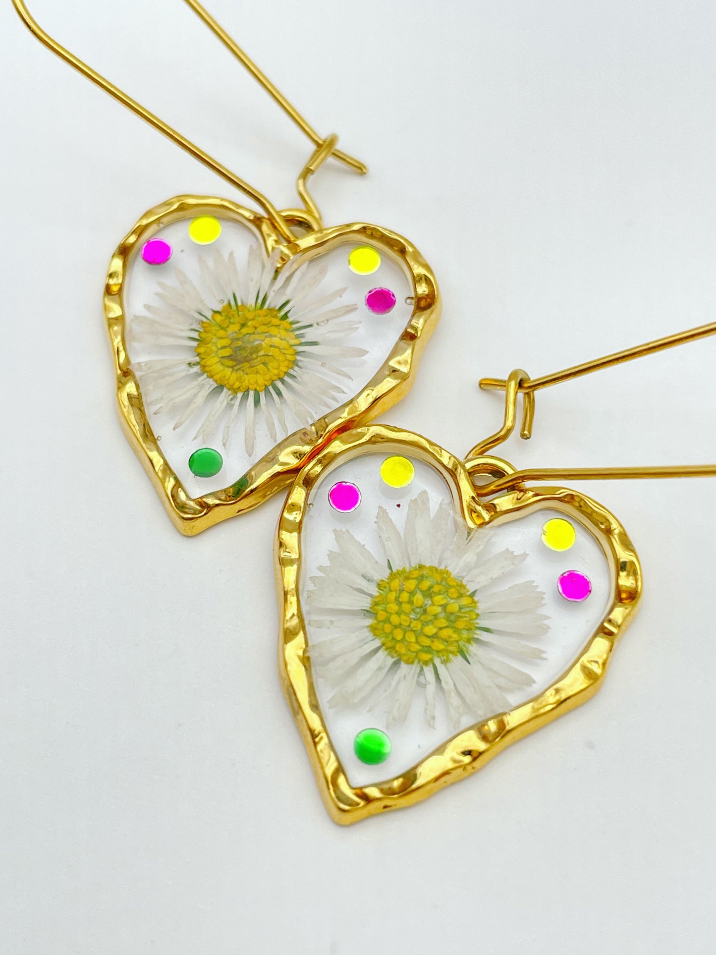 Heart dangle earrings with real daisy flowers