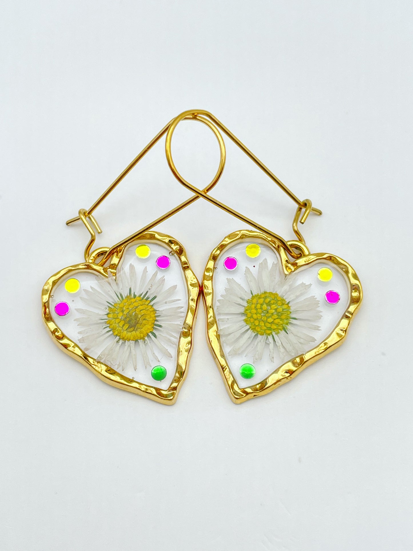 Heart dangle earrings with real daisy flowers