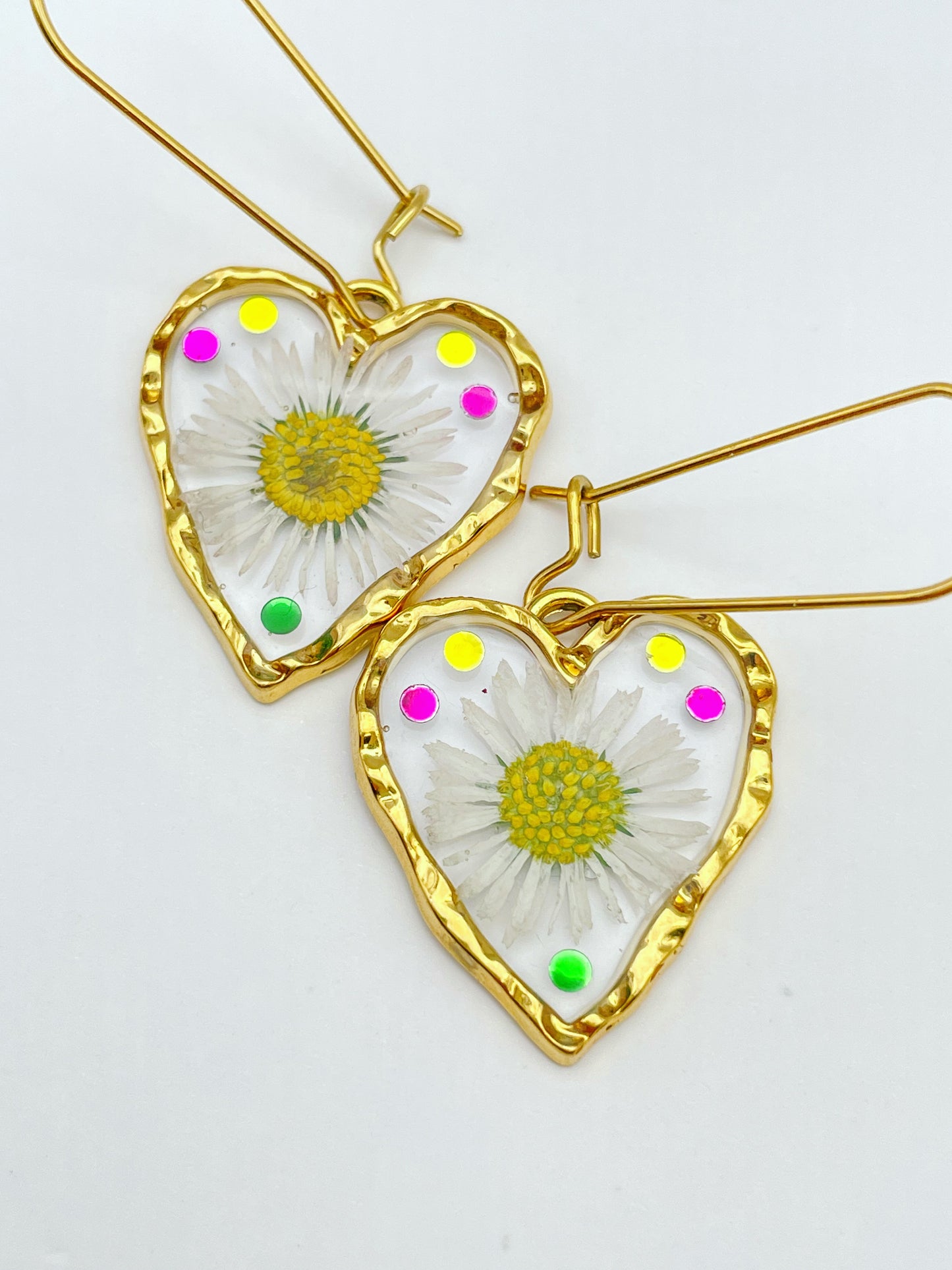 Heart dangle earrings with real daisy flowers