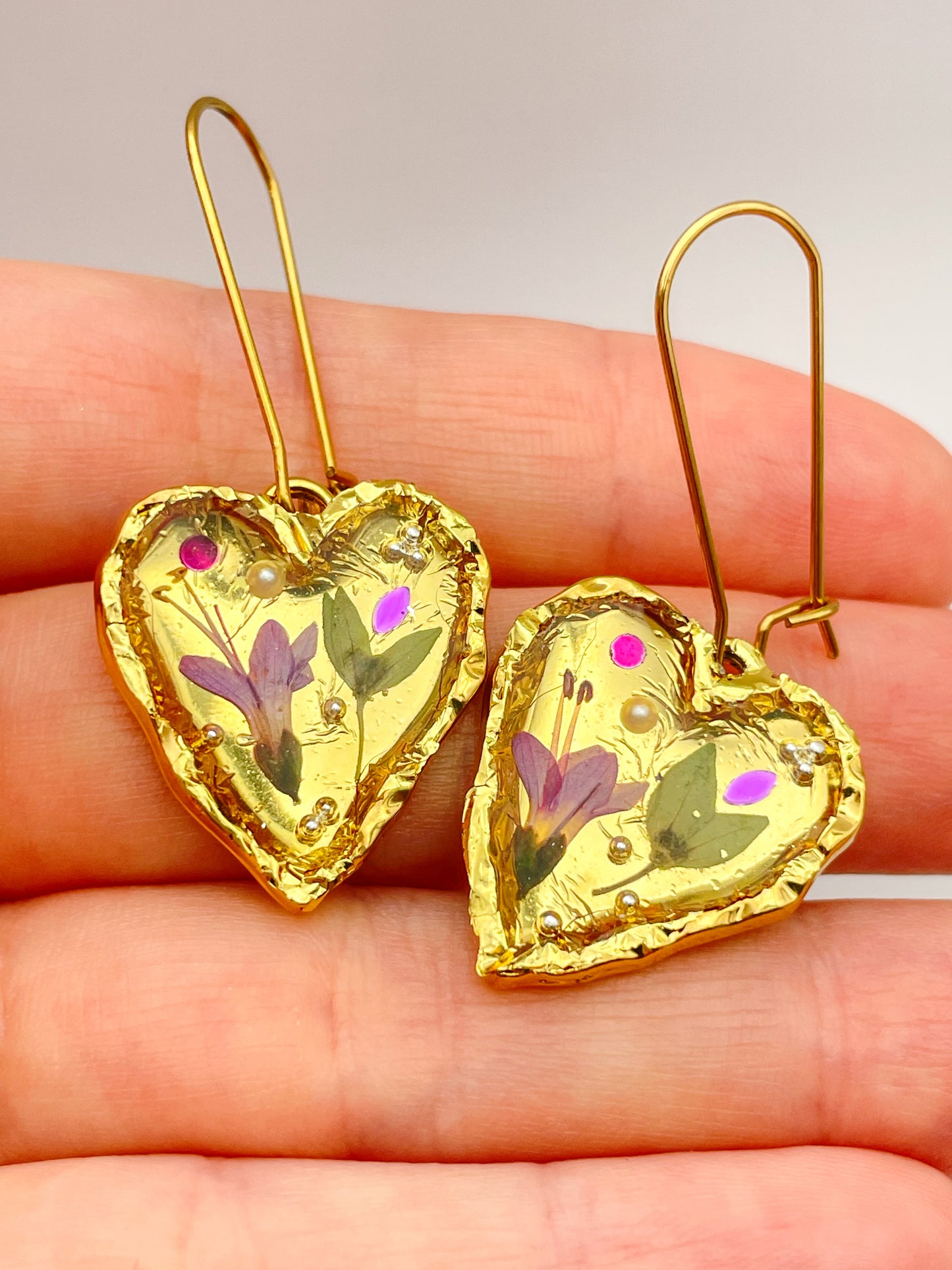 Gold heart necklace with pink flowers