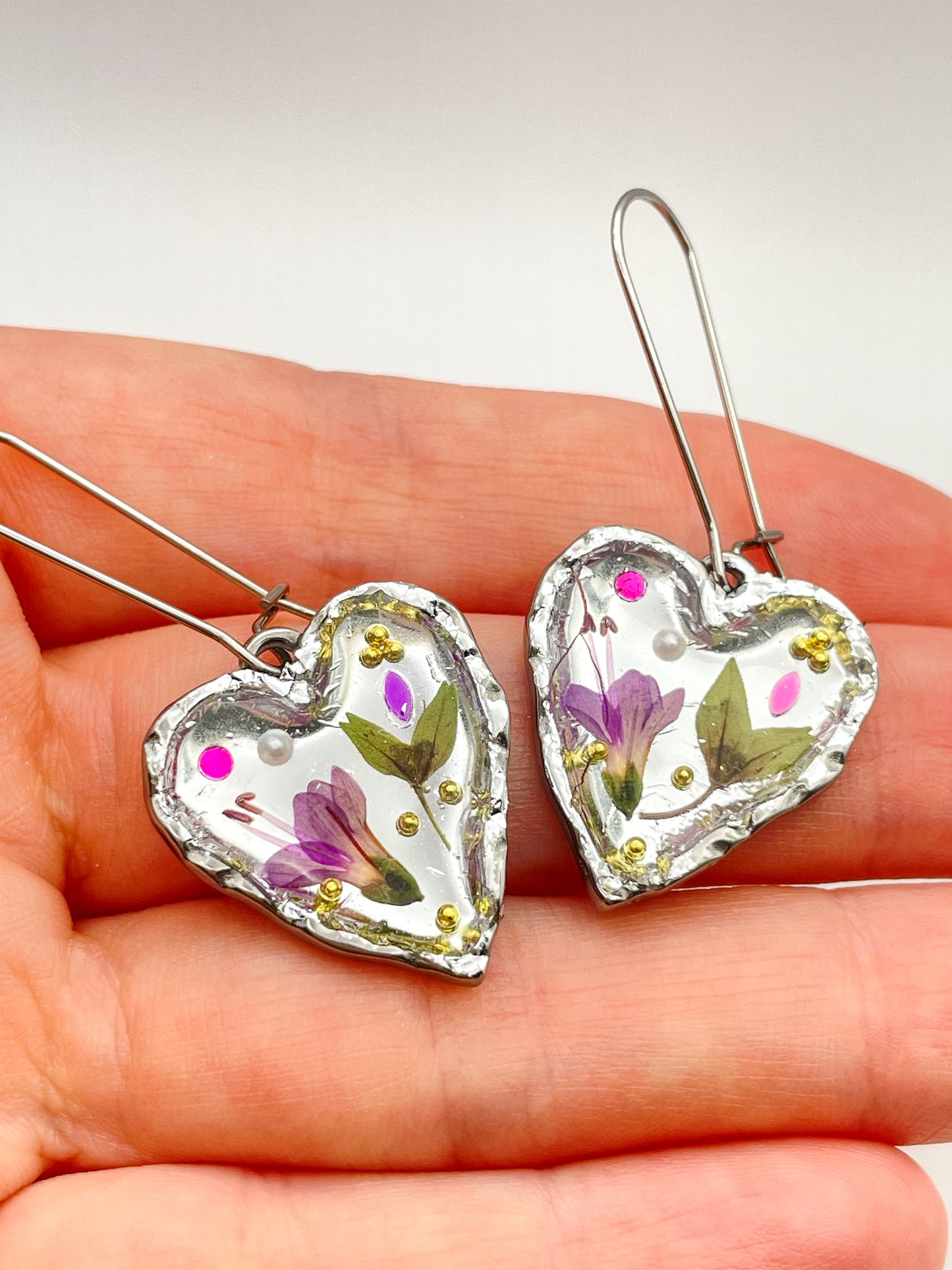 Silver heart earrings with pink flowers