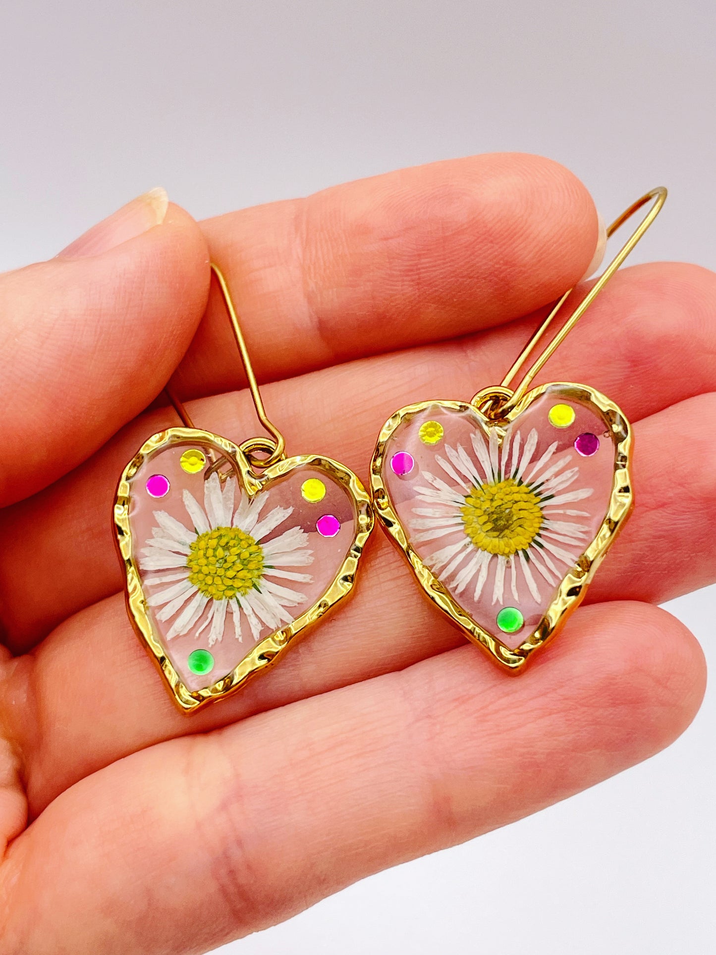 Heart dangle earrings with real daisy flowers