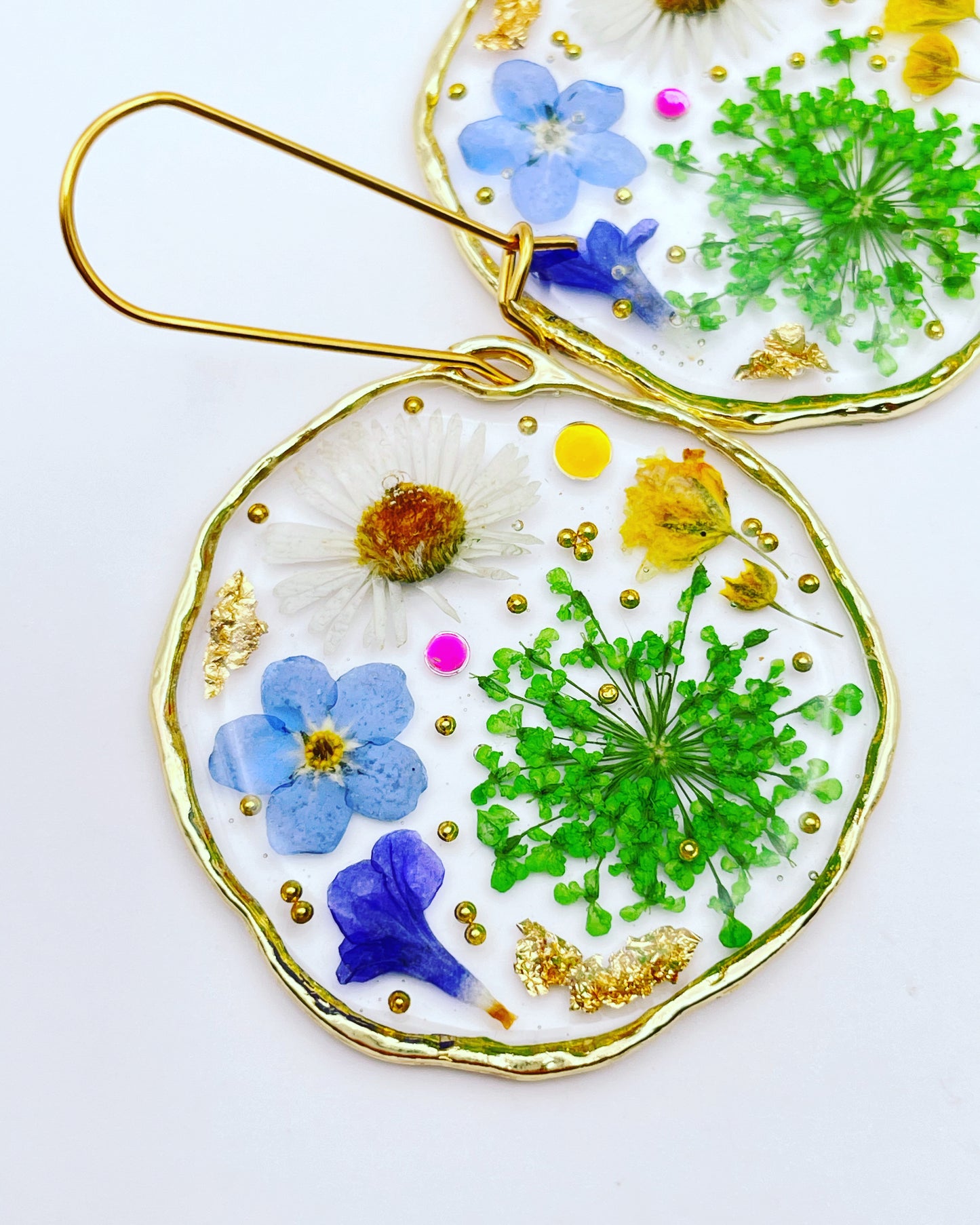 Dangle earrings with daisies and green flowers