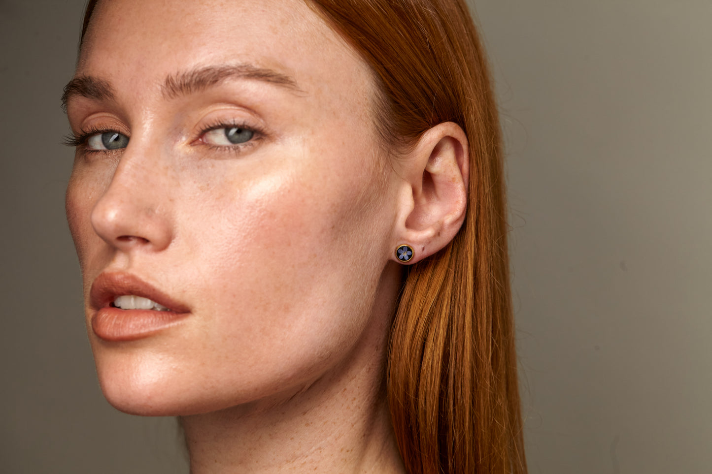 Stud earrings with forget-me-nots in black lacquer, in 6 or 10mm