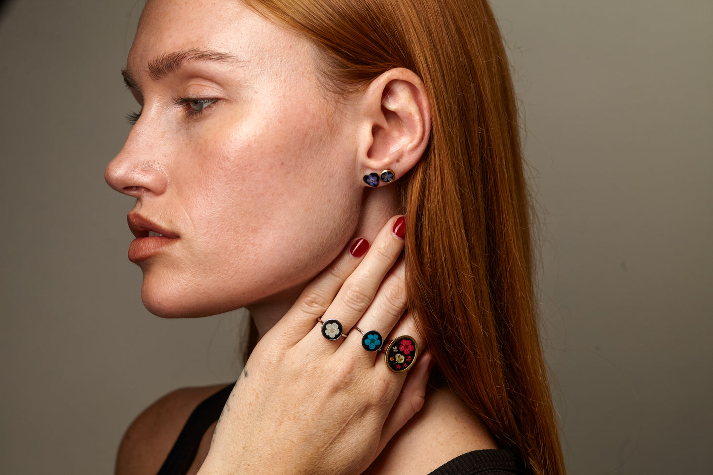 Cocktail ring with red flowers and black lacquer