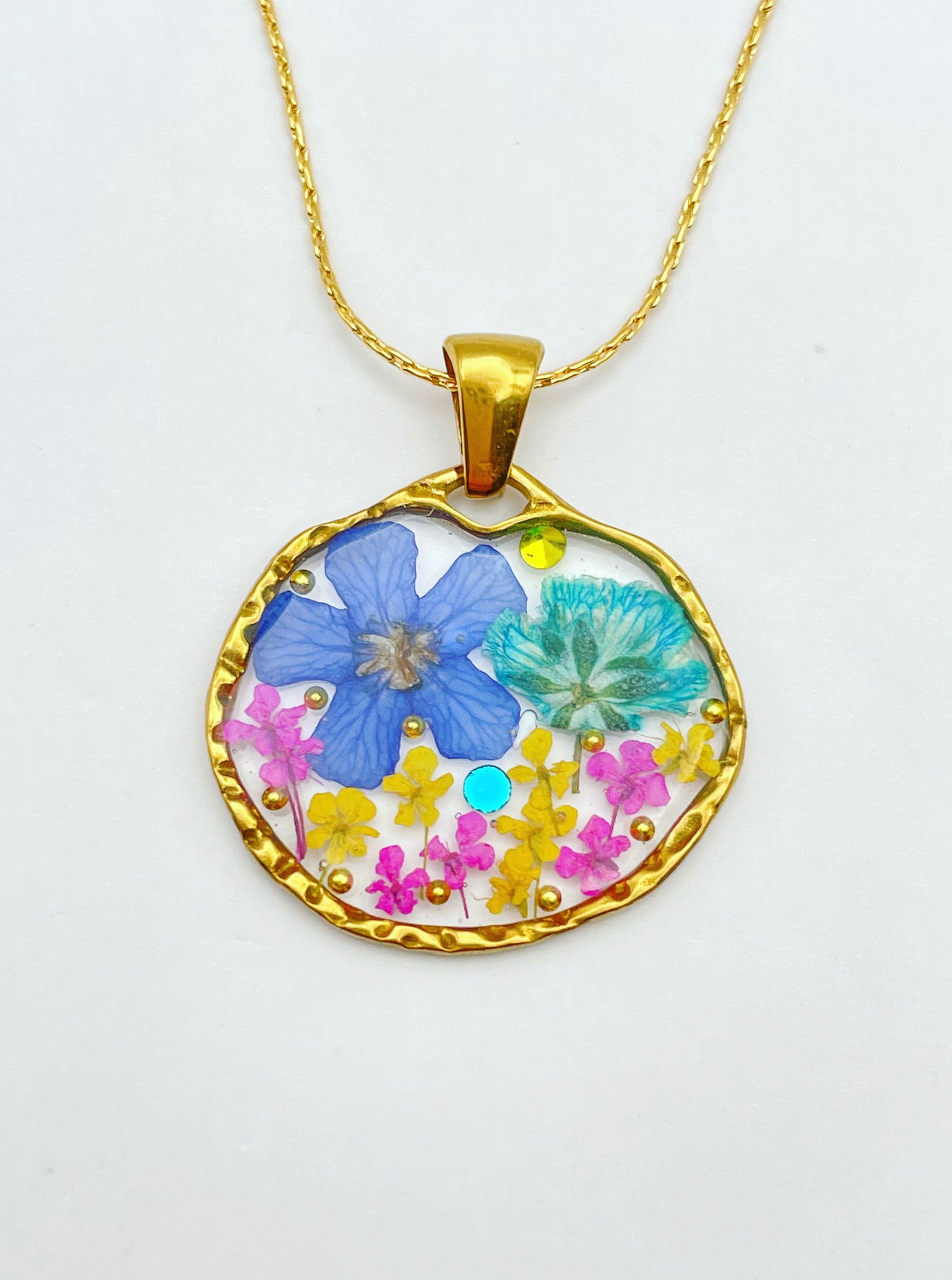 Pendant necklace with colourful flowers in gold or silver