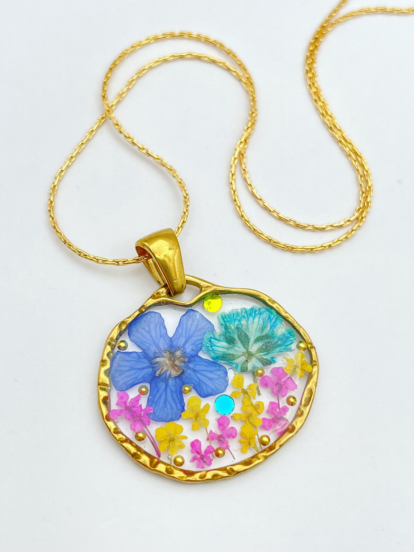 Pendant necklace with colourful flowers in gold or silver