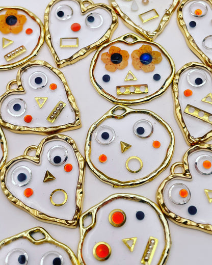 Boucles d'oreilles robots souriants mignons faits à la main avec des fleurs