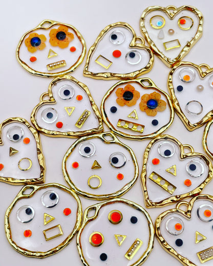 Boucles d'oreilles robots souriants mignons faits à la main avec des fleurs