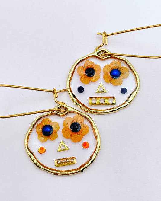 Boucles d'oreilles robots souriants mignons faits à la main avec des fleurs