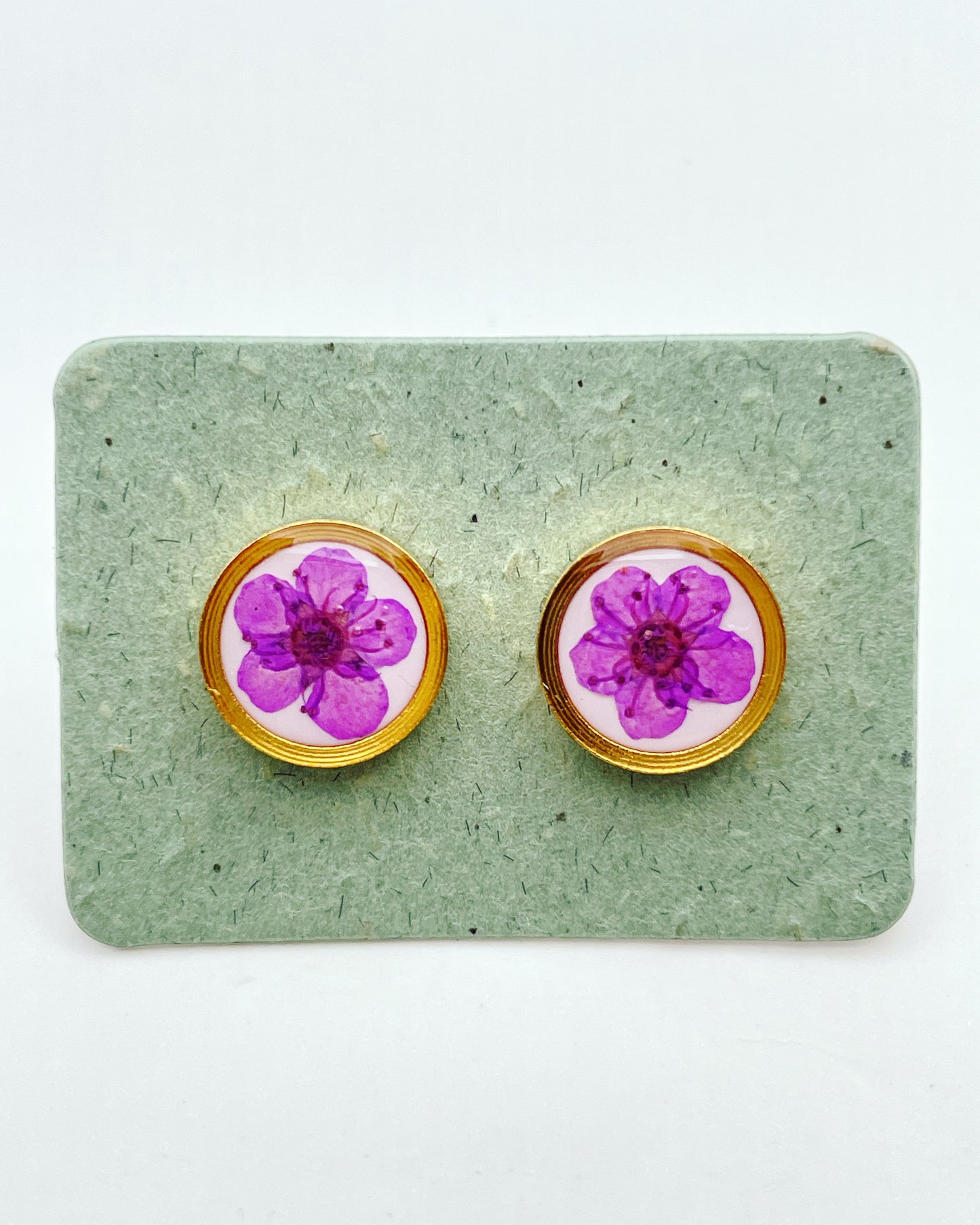 Stud earrings with colourful flowers in 10mm