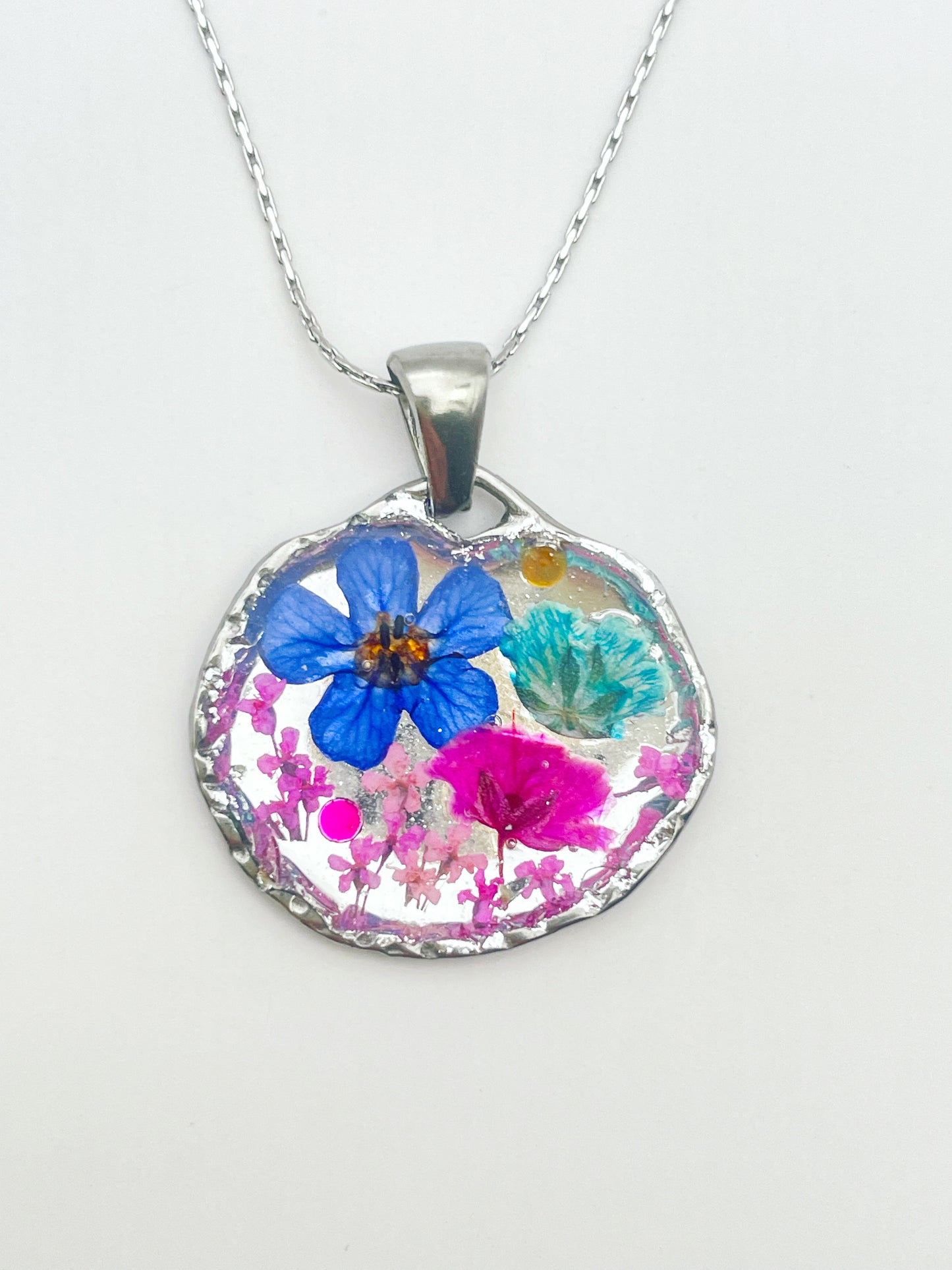 Goldanhänger Halskette mit rosa und blauen Blüten