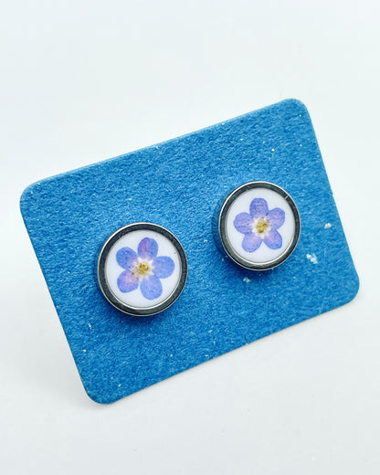 Stud earrings with forget-me-nots in silver or gold 10mm