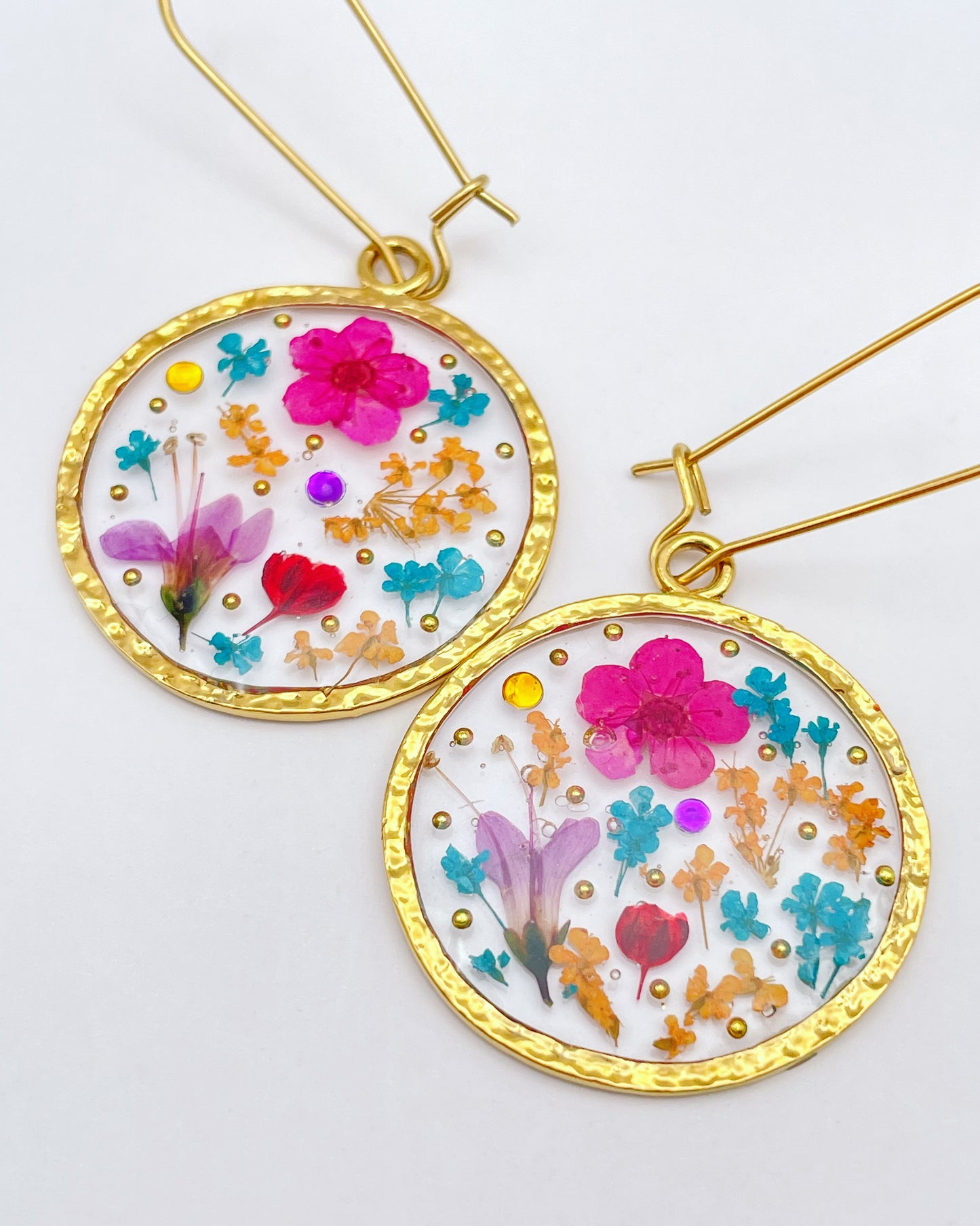 Statement earrings with pink flowers in gold