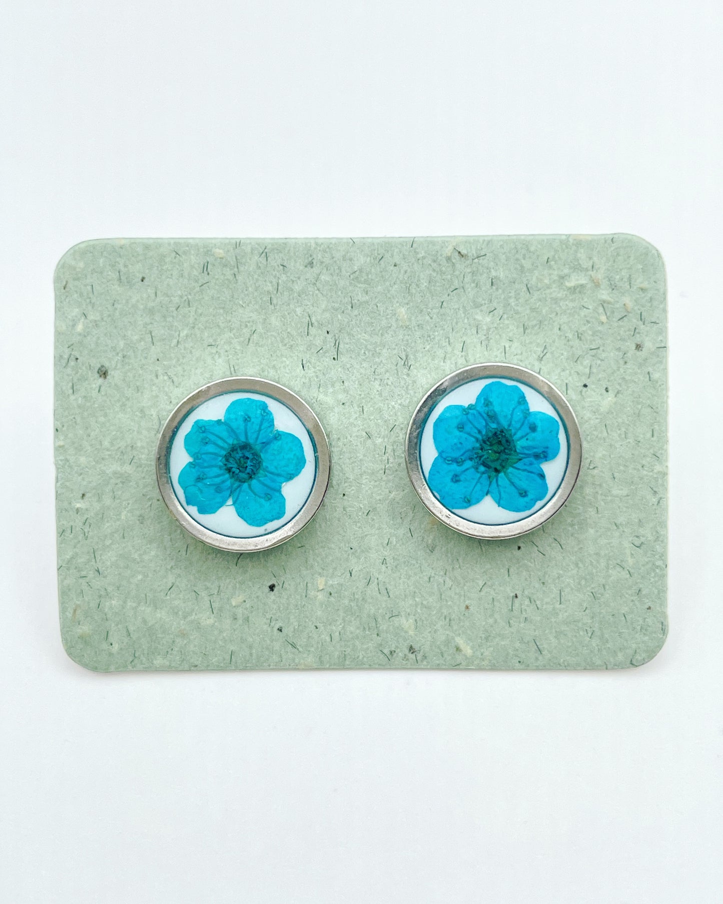 Stud earrings with colourful flowers in 10mm