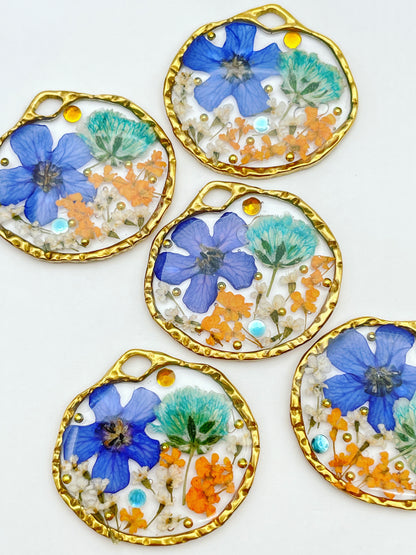 Dangle earrings with vintage colour flowers in gold or silver