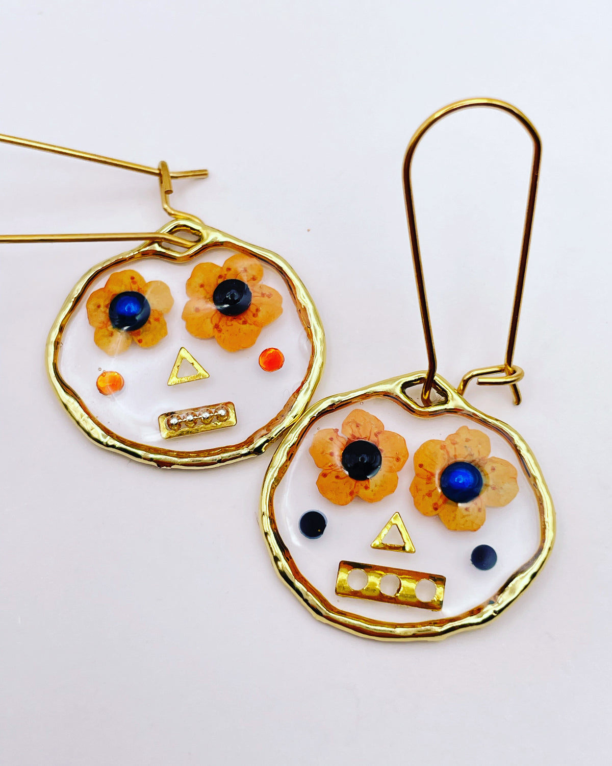 Boucles d'oreilles robots souriants mignons faits à la main avec des fleurs