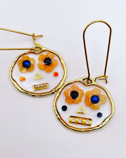 Boucles d'oreilles robots souriants mignons faits à la main avec des fleurs