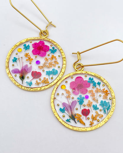 Statement earrings with pink flowers in gold