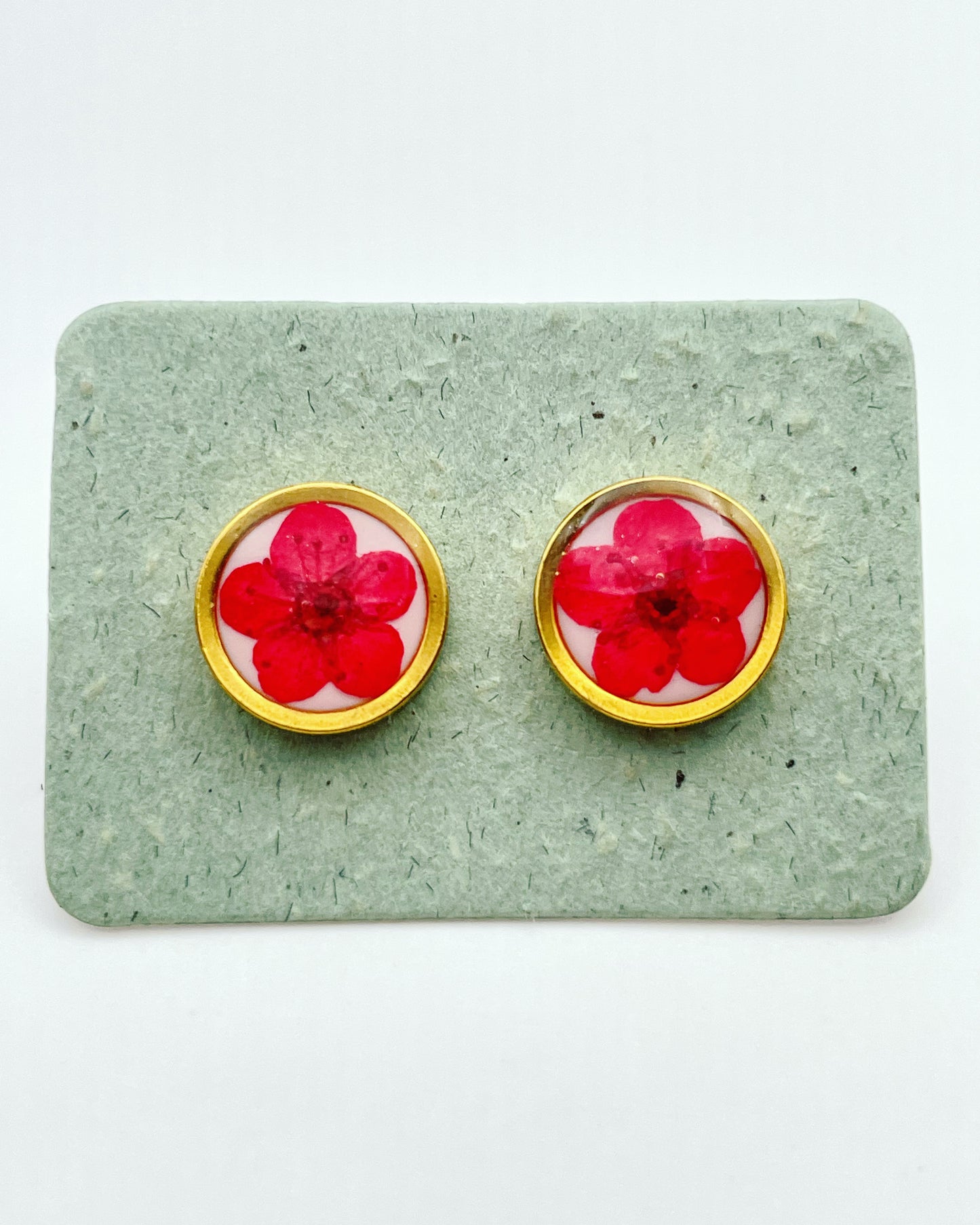 Stud earrings with colourful flowers in 10mm