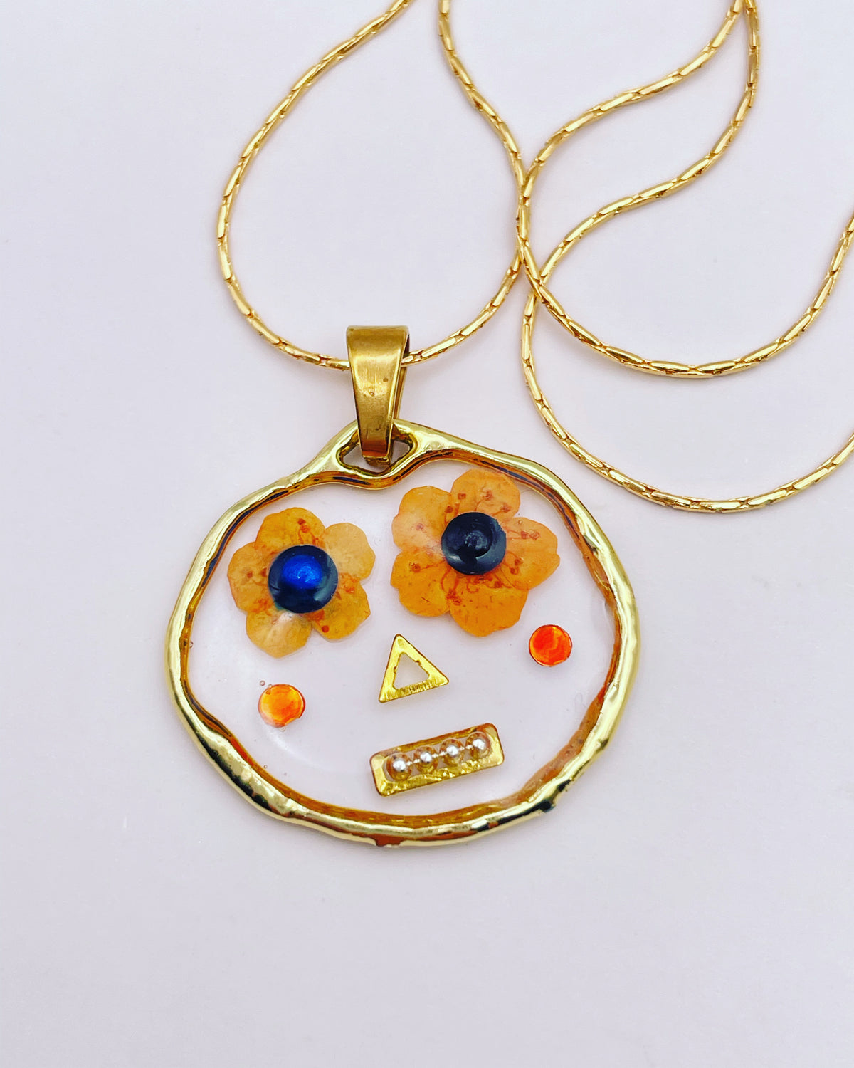 Collier robots smileys mignons fait main avec des fleurs