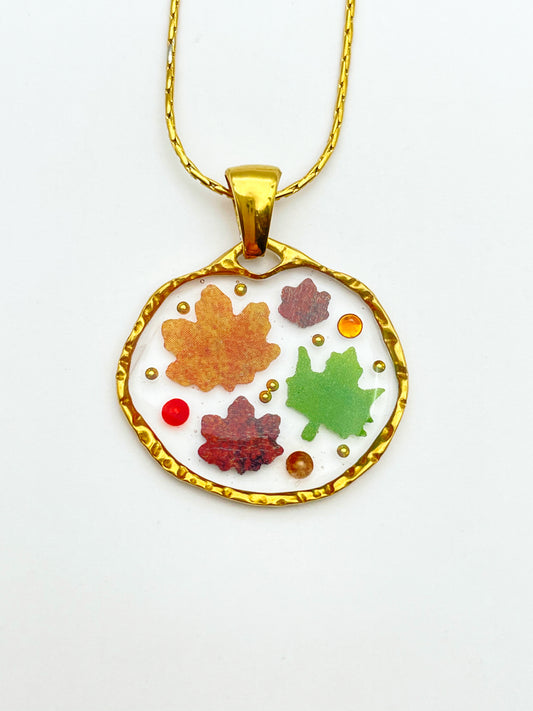Pendentif en or avec pétales de rose rouge