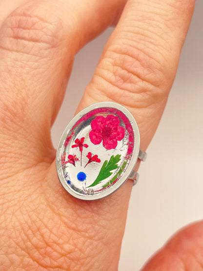 Cocktail ring with red flowers in oval shape