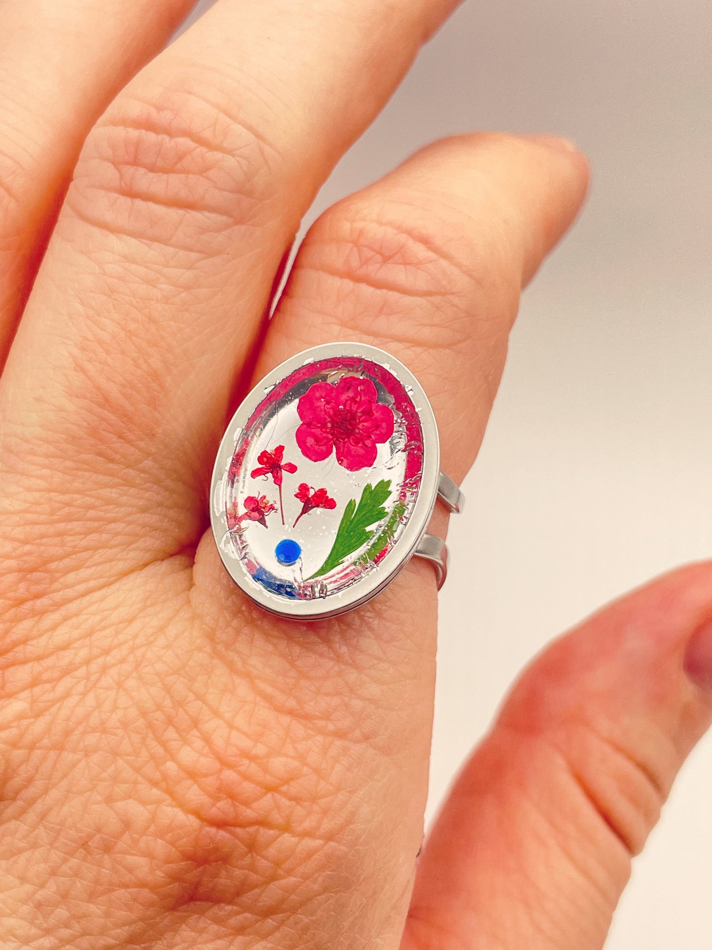Cocktail ring with red flowers in oval shape