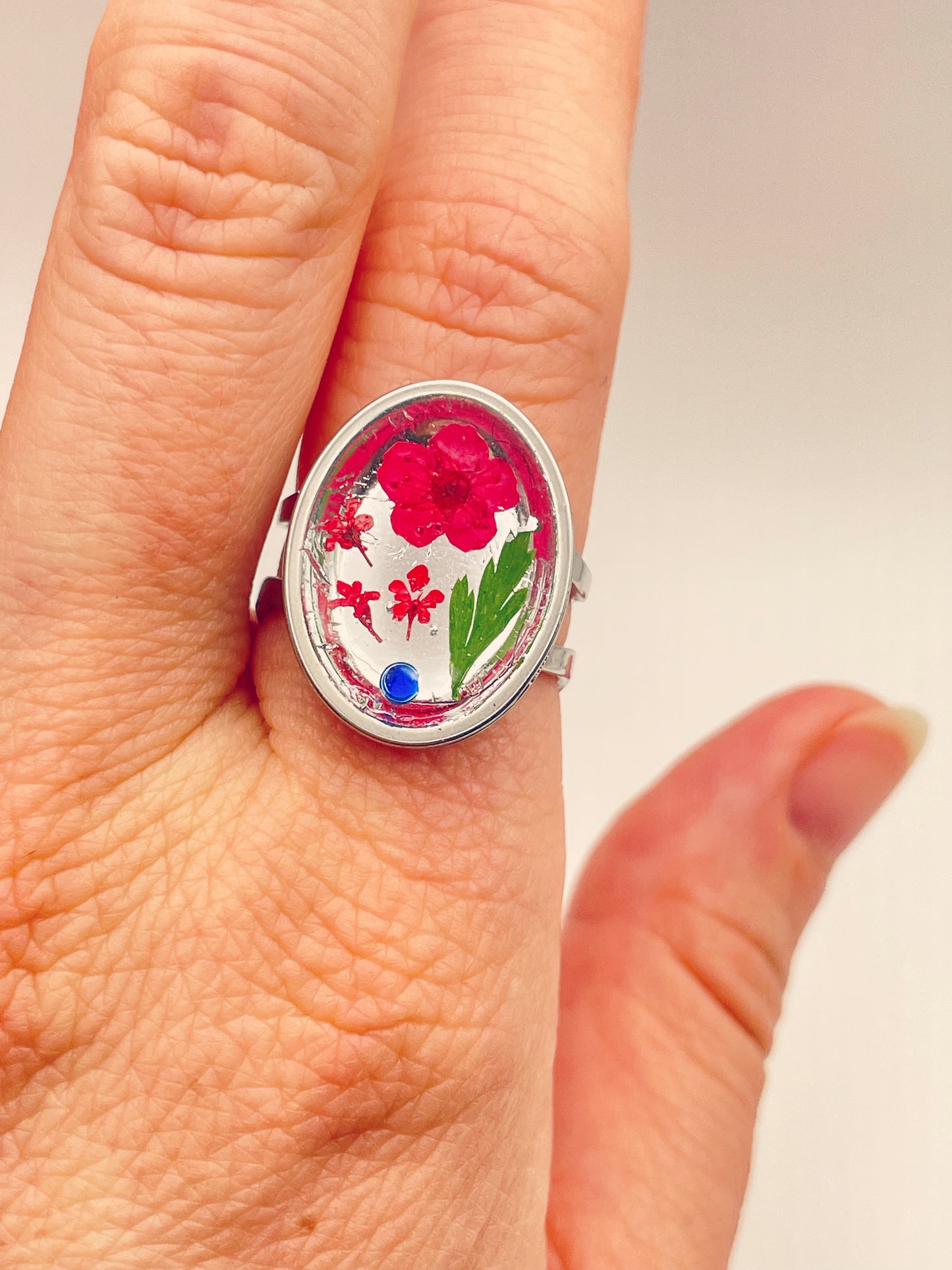 Cocktail ring with red flowers in oval shape