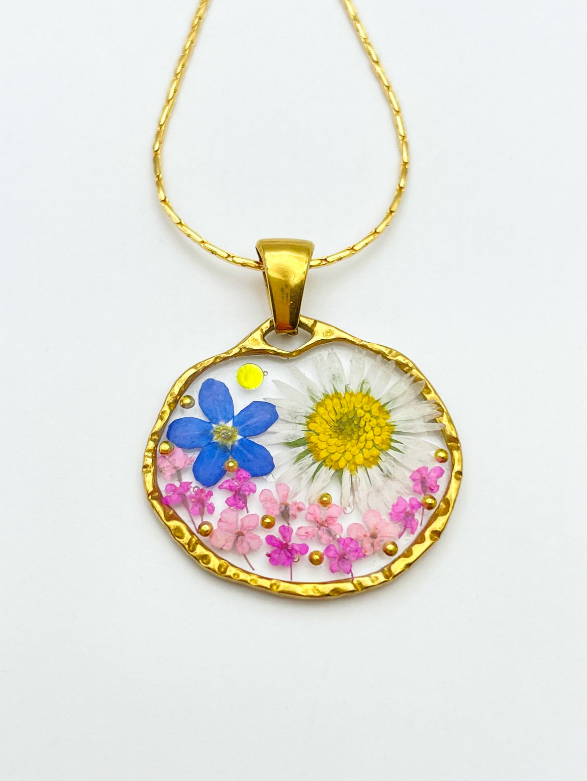 Pendentif collier avec des fleurs de marguerite et de myosotis