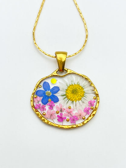 Pendant necklace with daisy and forget me not flowers