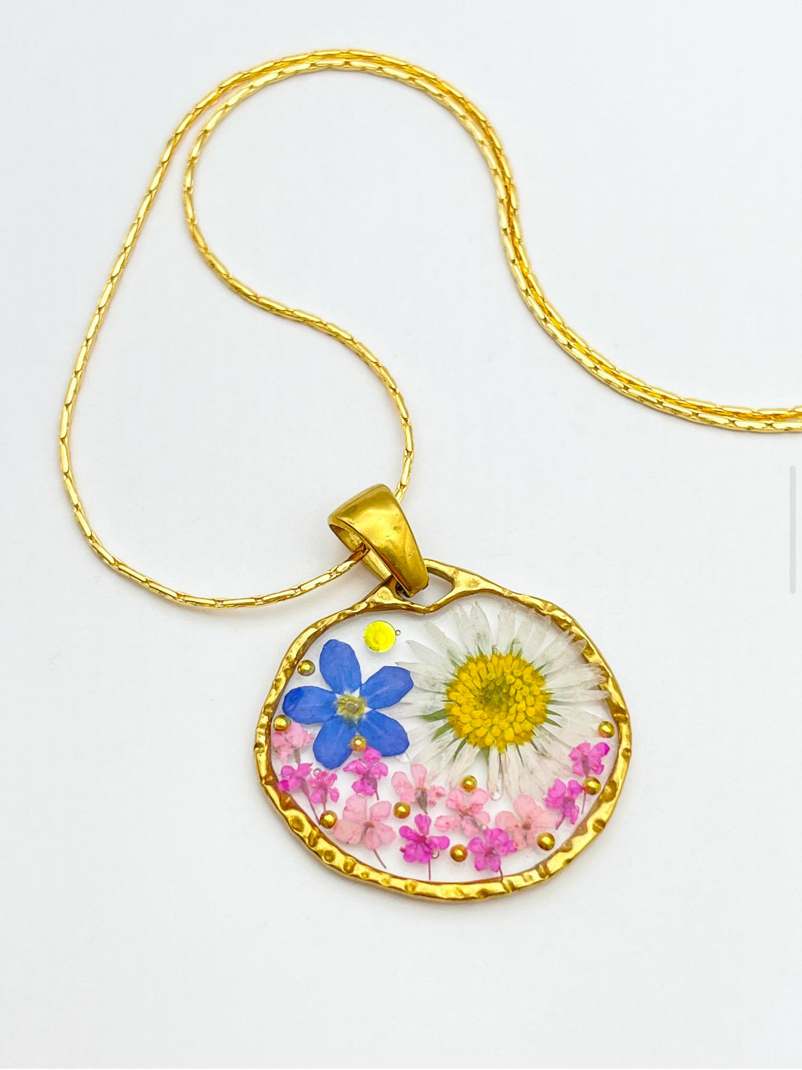 Pendentif collier avec des fleurs de marguerite et de myosotis