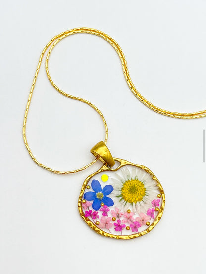 Pendant necklace with daisy and forget me not flowers