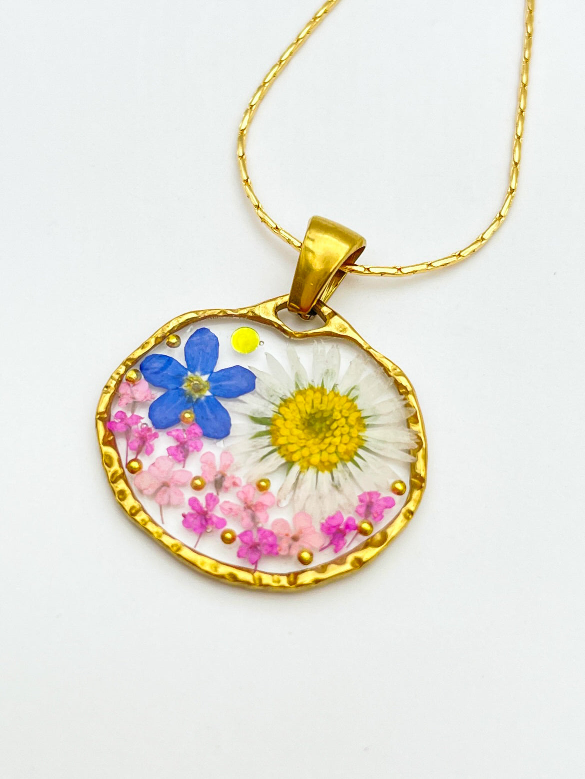 Pendentif collier avec des fleurs de marguerite et de myosotis