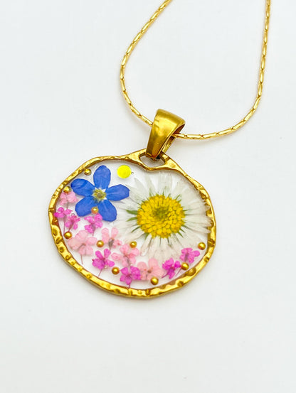 Pendant necklace with daisy and forget me not flowers