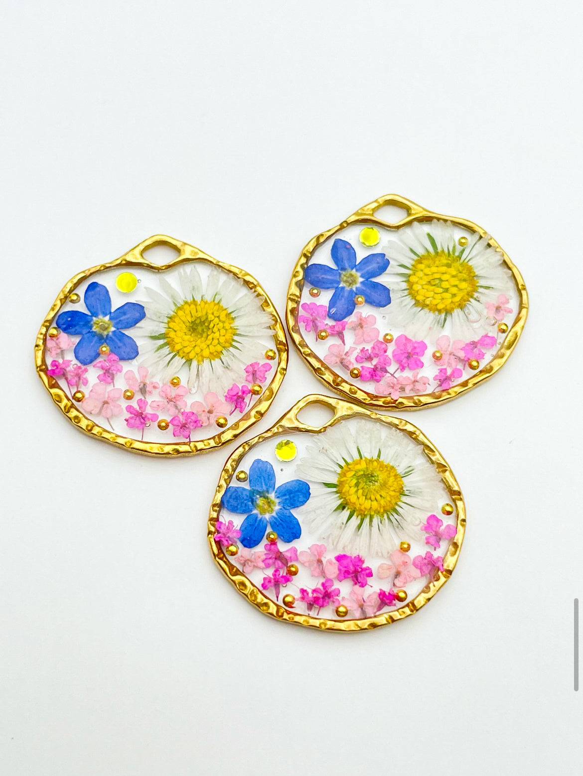 Ohrringe mit Gänseblümchen und Vergissmeinnicht