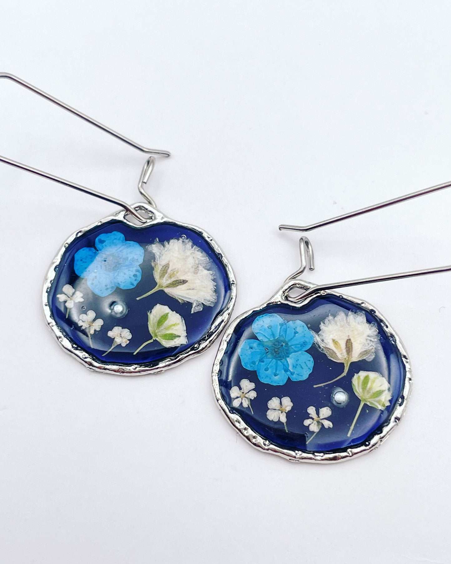 Boucles d'oreilles pendantes noires avec fleurs bleues et blanches