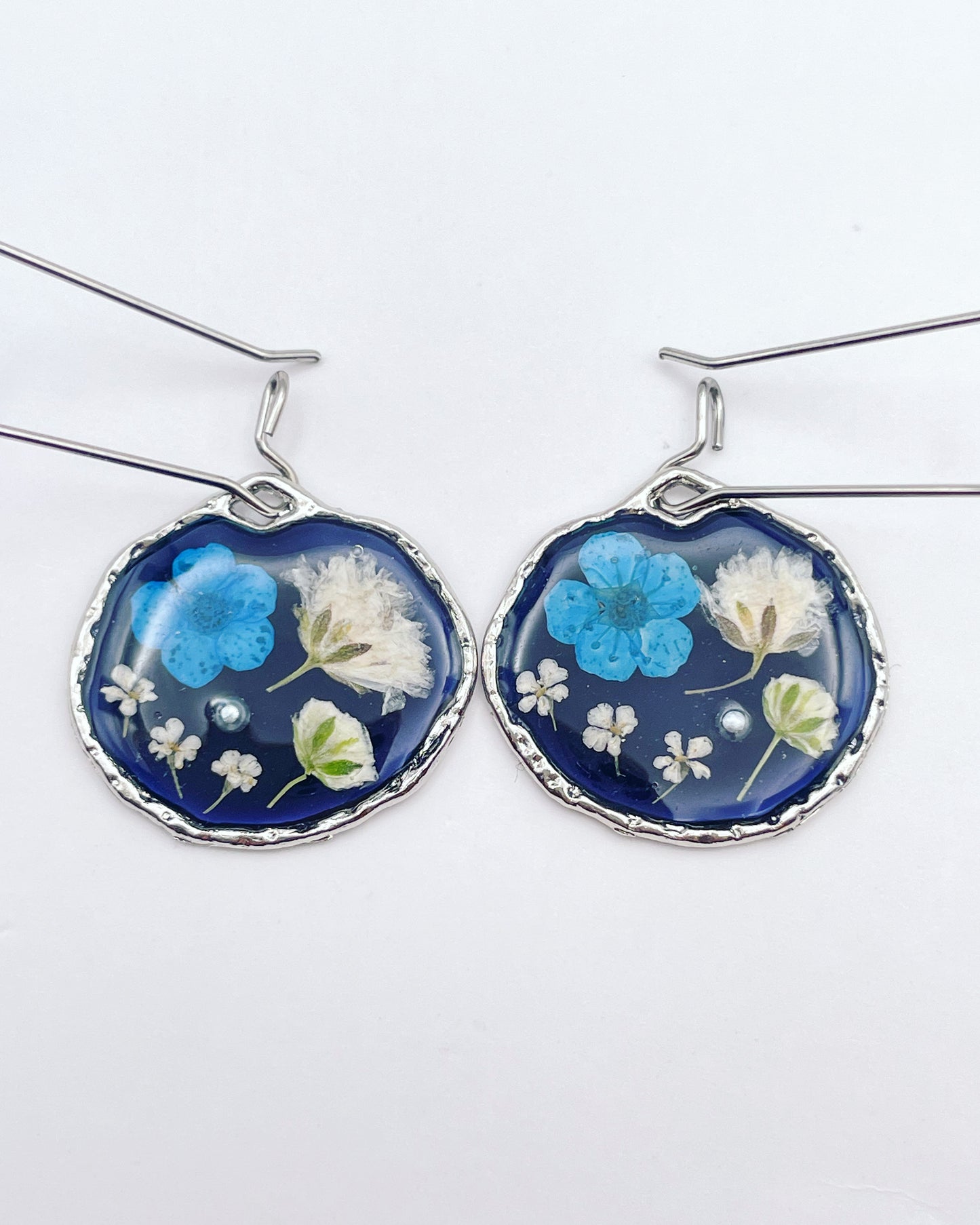 Boucles d'oreilles pendantes noires avec fleurs bleues et blanches