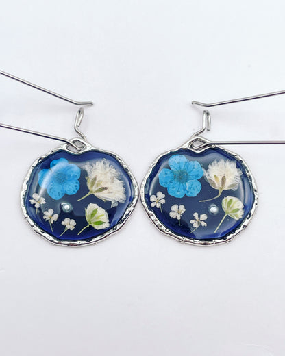 Boucles d'oreilles pendantes noires avec fleurs bleues et blanches