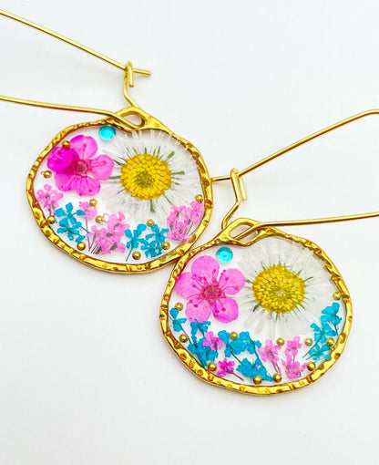 Ohrhänger mit Gänseblümchen und rosa Blüten