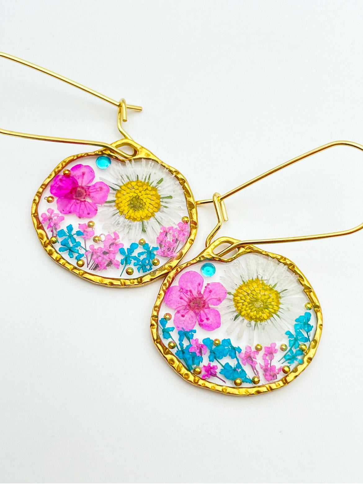 Ohrhänger mit Gänseblümchen und rosa Blüten