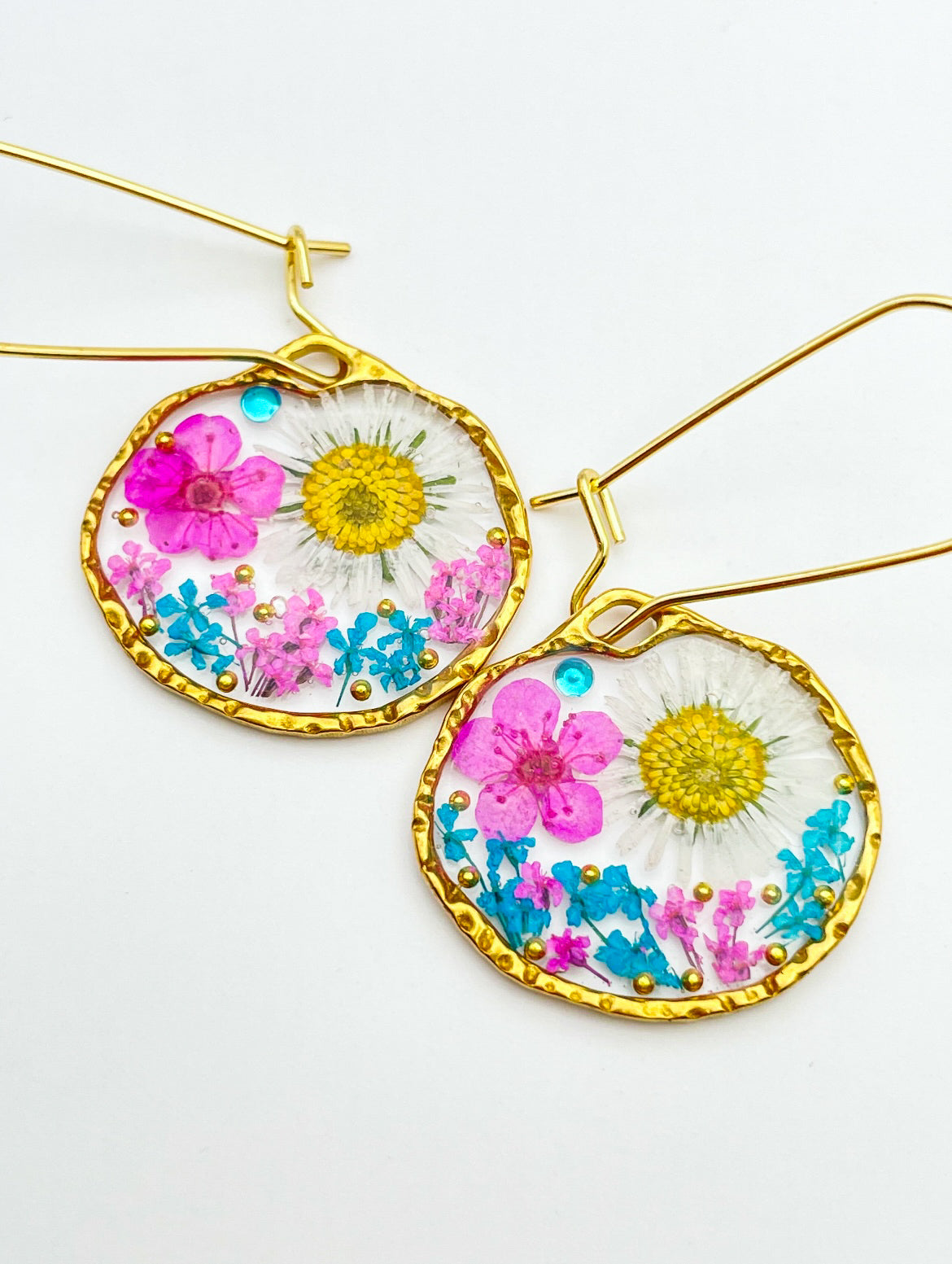 Ohrhänger mit Gänseblümchen und rosa Blüten
