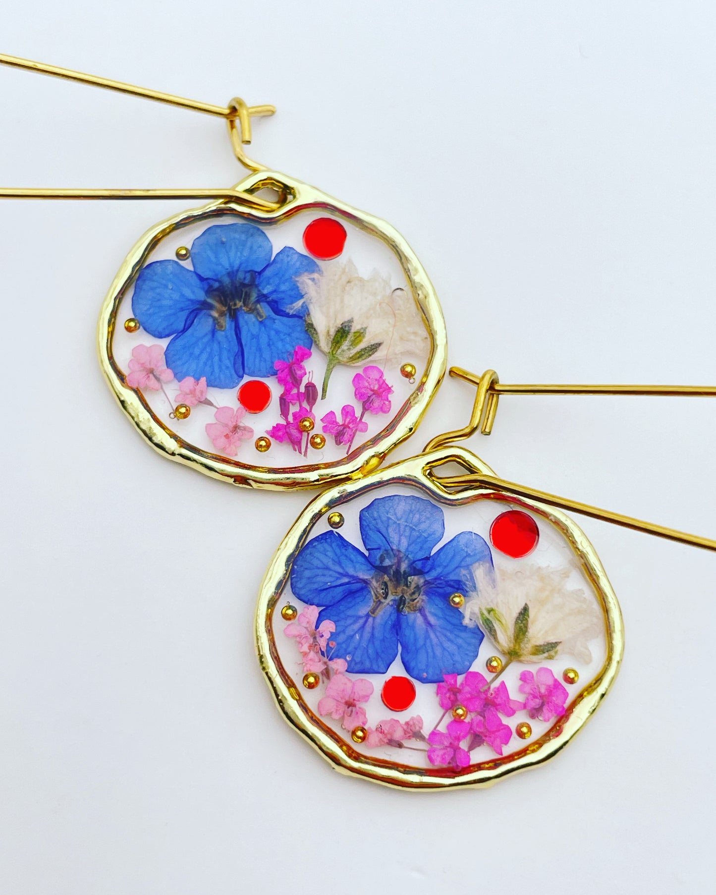 Pendant necklace with blue, white and pink gypsophila Flowers