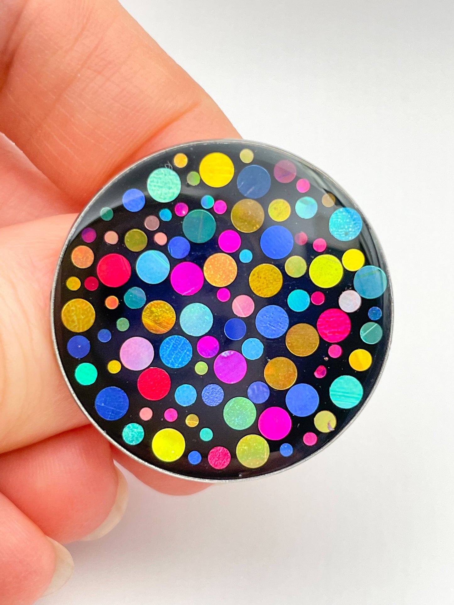 Disko-Brosche/-Anstecker mit bunten Glitzerelementen