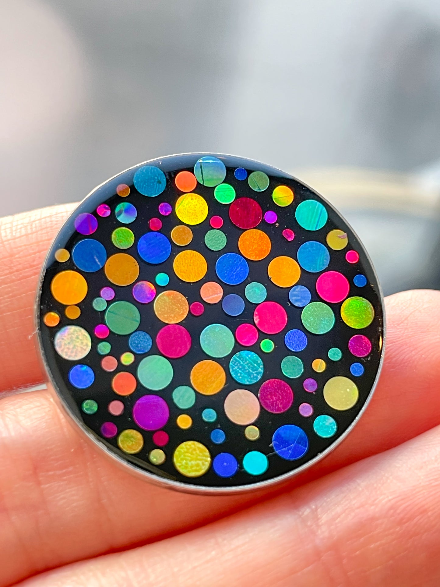 Disko-Brosche/-Anstecker mit bunten Glitzerelementen