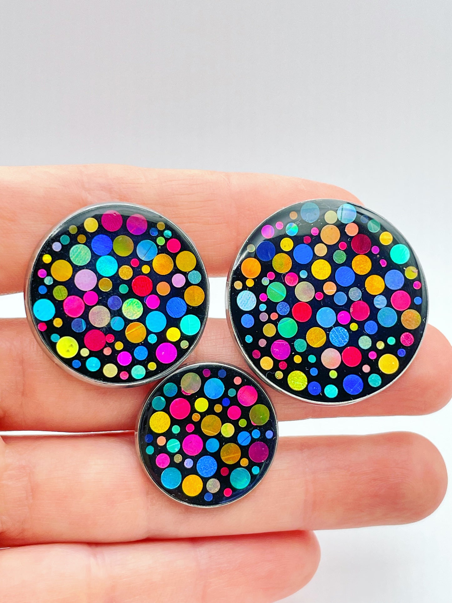 Disko-Brosche/-Anstecker mit bunten Glitzerelementen