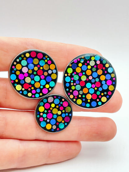 Disko-Brosche/-Anstecker mit bunten Glitzerelementen