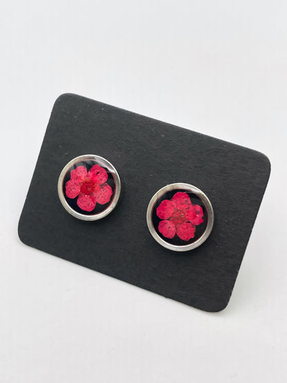 Stud earrings with red flowers in black lacquer