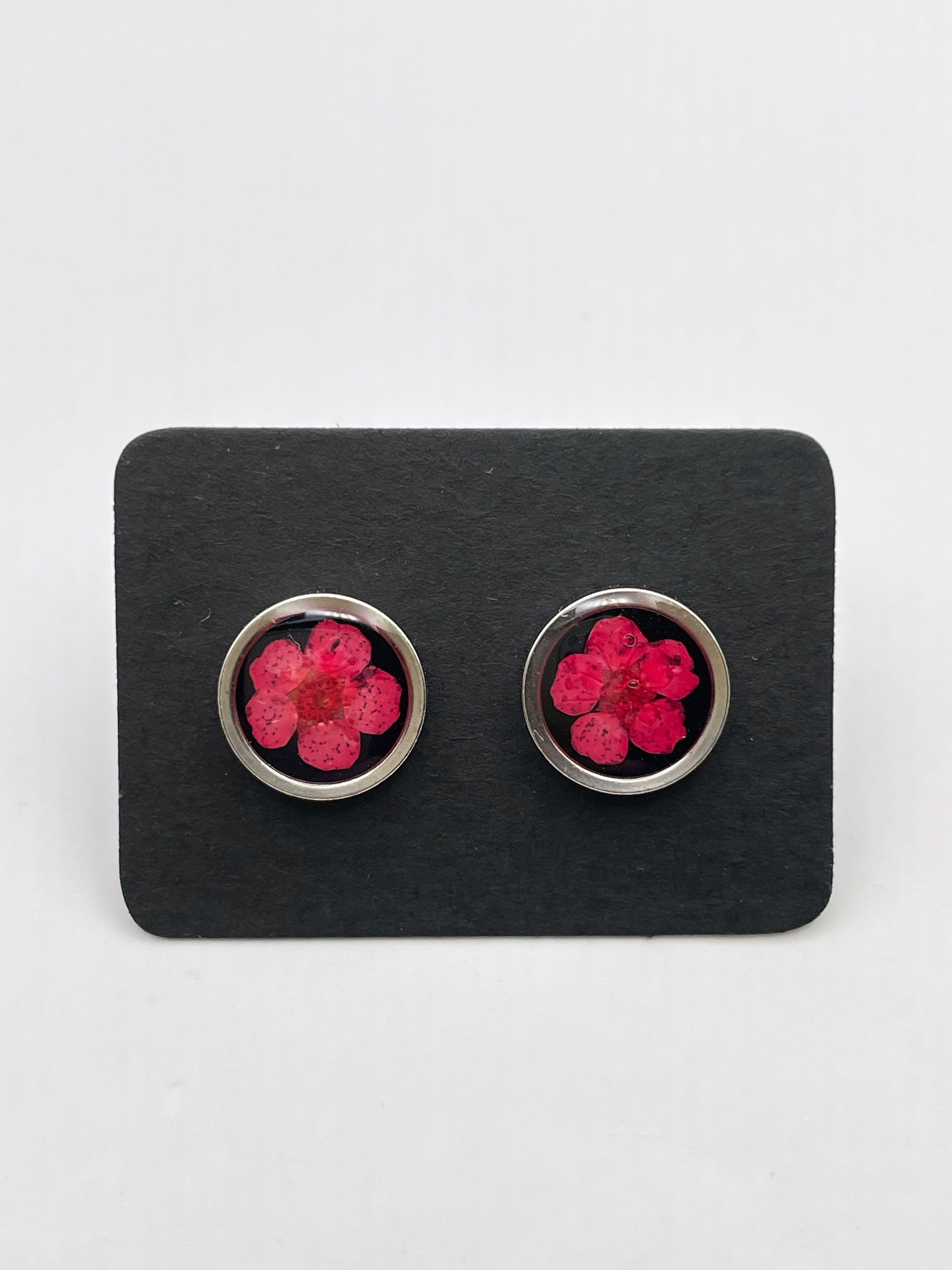 Stud earrings with red flowers in black lacquer