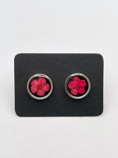 Stud earrings with red flowers in black lacquer